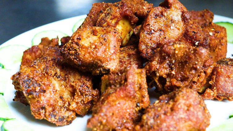 #天天美食# 【太香了!酥酥的椒盐排骨】排骨这样吃骨头都不放过,太香了,做法也非常简单,跟